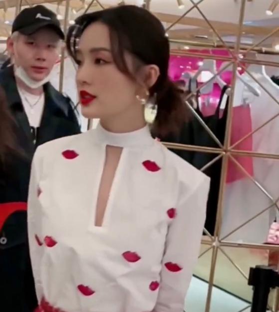 李沁|李沁上海参加活动，白衬衫突显窈窕身材，网友：大红唇有女人味