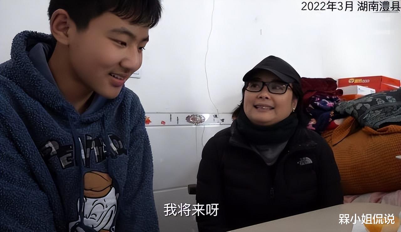 袁立|袁立长胖30斤仍吸引人,打扮朴素慰问病人,脸上发福浮肿快认不出