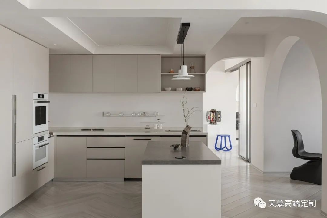 120㎡的精致套间，克莱因蓝下所表现出热爱生活的方式