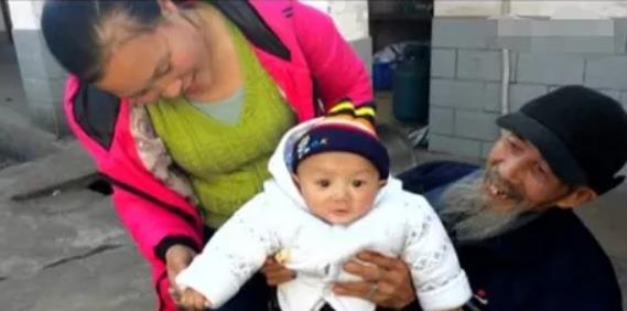 医生|2013年，执意要嫁给大自己45岁老头的张凤，现在如何了？