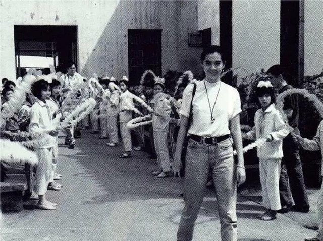 王祖贤|网友晒王祖贤为安徽老家捐建的“祖贤路”，时隔30年依然平坦坚实