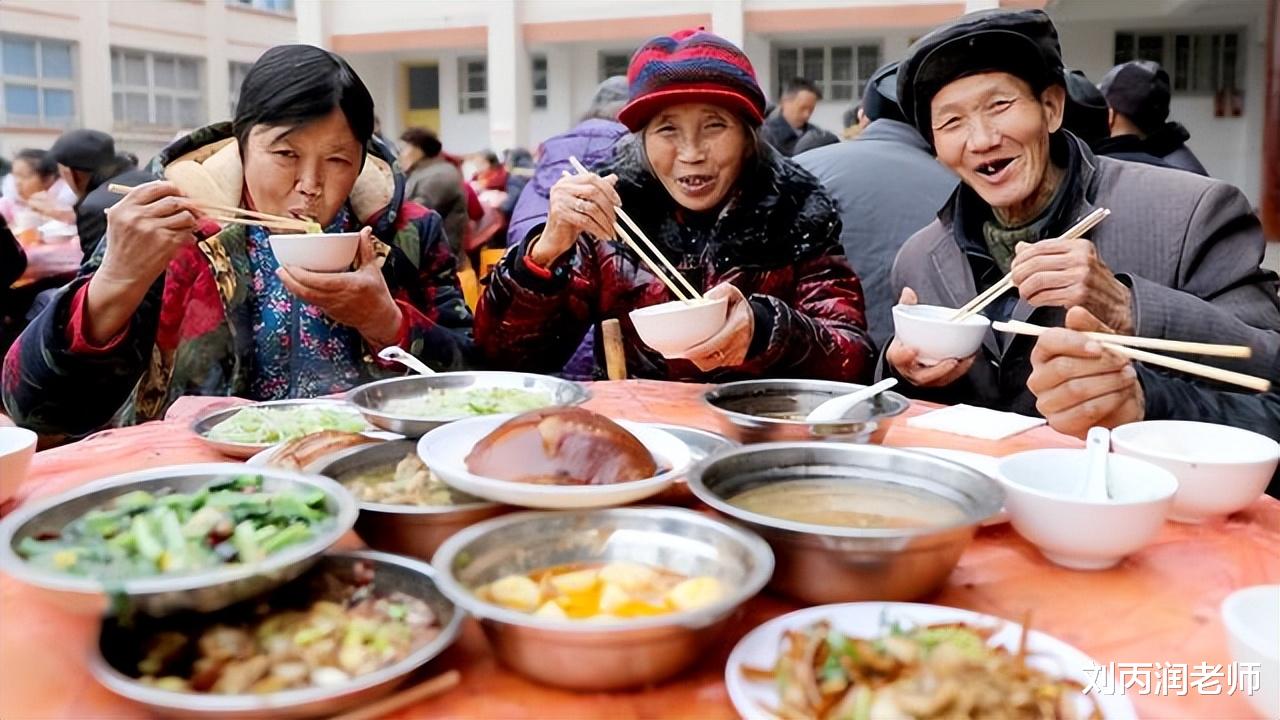 都说农村酒席卫生很差,吃完为何不坏肚子?老农:比城里饭店干净