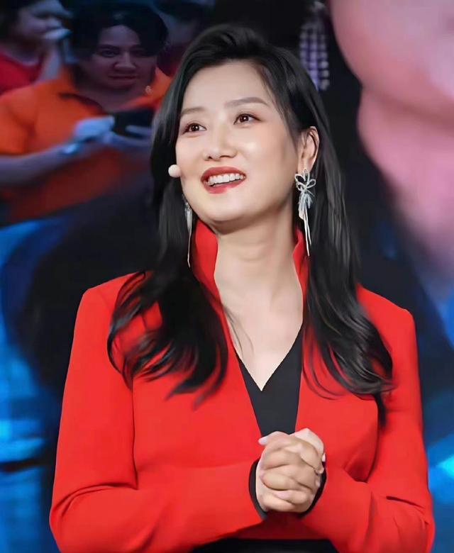 曾毅|玲花和汪苏泷同框现身中秋晚会，得知曾毅不在原因，网友笑哭了