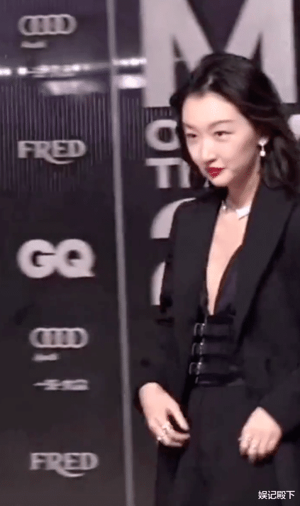 周冬雨|周冬雨西装现身霸气十足,换个造型如换脸堪称逆袭,气质太绝了!
