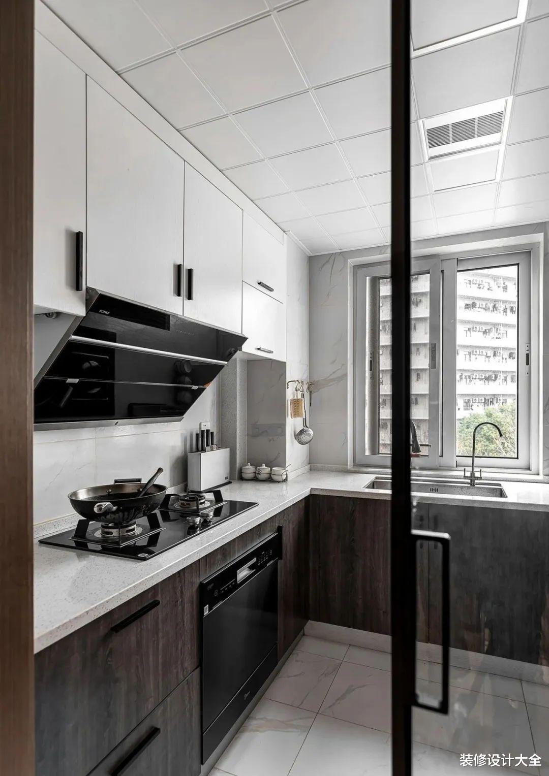 115㎡现代简约三室,储藏室隔出玄关,北阳台改出西厨!