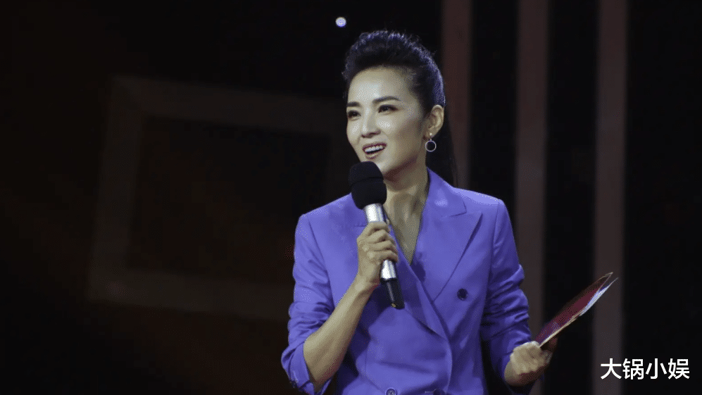 管彤|3大袋蔬菜两条狗，央视女主持管彤带儿子坐三轮车，下乡去买菜