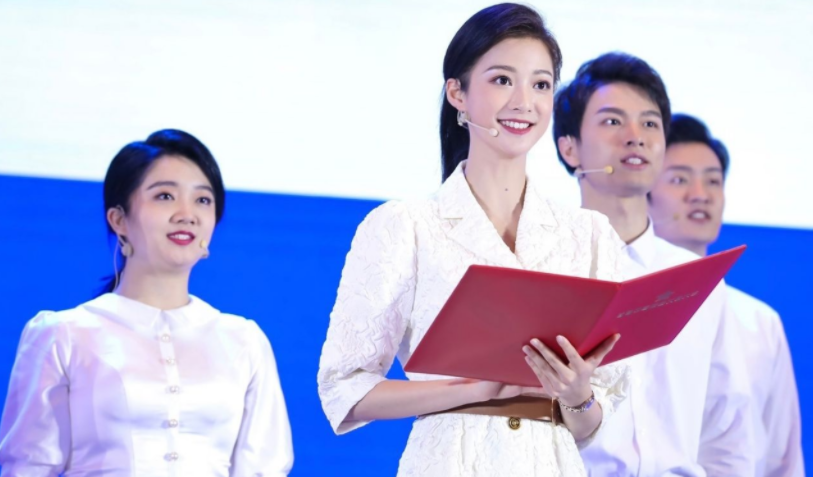 春晚|冯琳参加春晚彩排照流出，气质颜值均在线，被保研复旦是有原因的