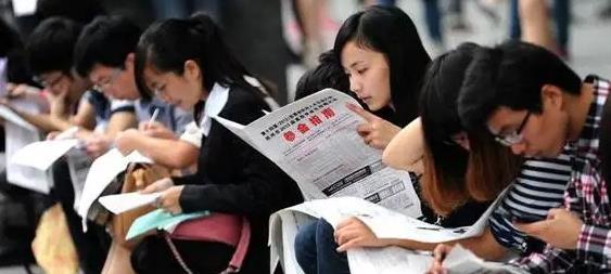 上海市|上海“精致穷”被揭开，本科生晒出到手收入，网友看后引发争议