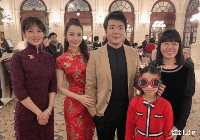 吉娜·爱丽丝|郎朗教小12岁娇妻弹钢琴，吉娜穿紧身衣曲线突出，产后身材更胜从前