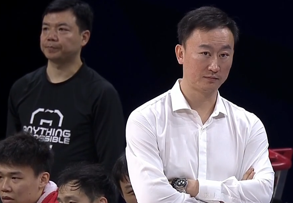 皇家马德里|不到2分钟3次24秒违例！易建联提前6分钟打卡下班，裁判逗乐周鹏