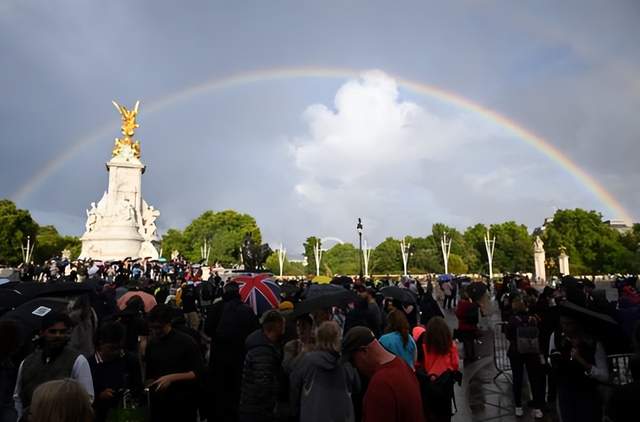英国女王去世,临终前白金汉宫外惊现彩虹