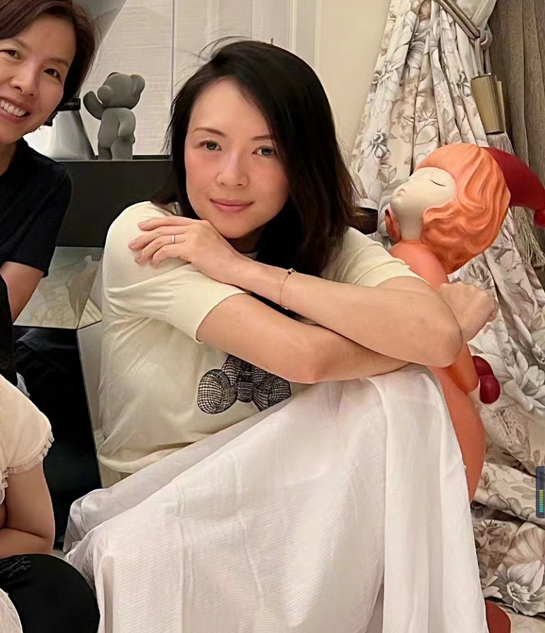 51岁汪峰晒全家福庆生！小苹果染奶奶灰美过章子怡，醒醒门牙掉了