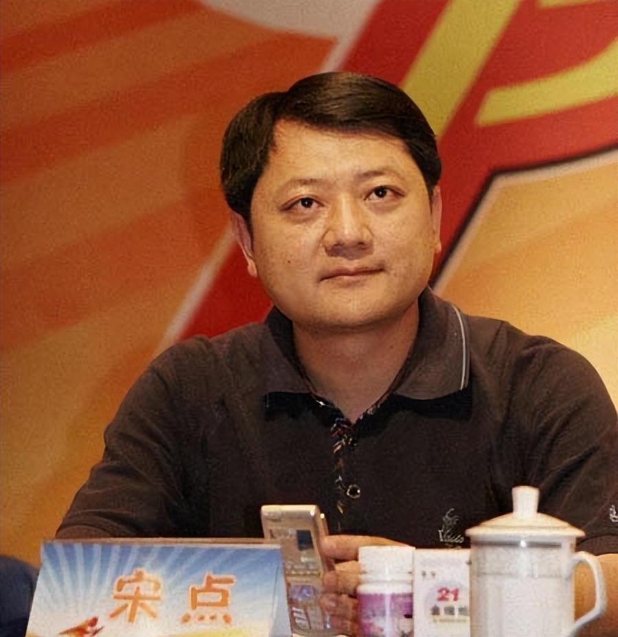 何炅|何炅汪涵陪电视台领导喝茶聊天,素颜何炅憔悴苍老,与台上判若两人