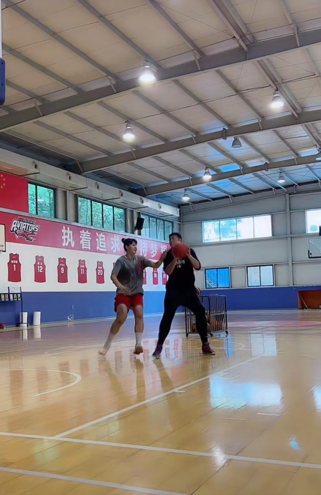 李月汝|李月汝全力冲刺WNBA！超新星男友陪同训练，准公公准婆婆专业指导