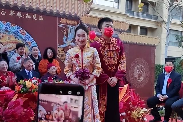 东方甄选|东方甄选YOYO大婚！穿秀禾亲自发喜糖，新郎官身材健壮全程戴口罩