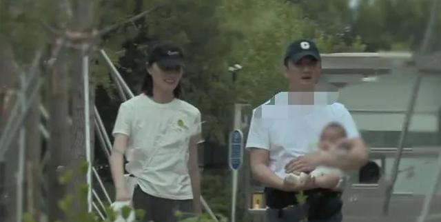 李亚鹏|李亚鹏一家三口现身,夫妻两人轮流抱女儿,海哈金喜身材苗条