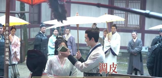 月升沧海|月升沧海:疑商夫妇雨中逛街买蜜饯,甜炸啦!