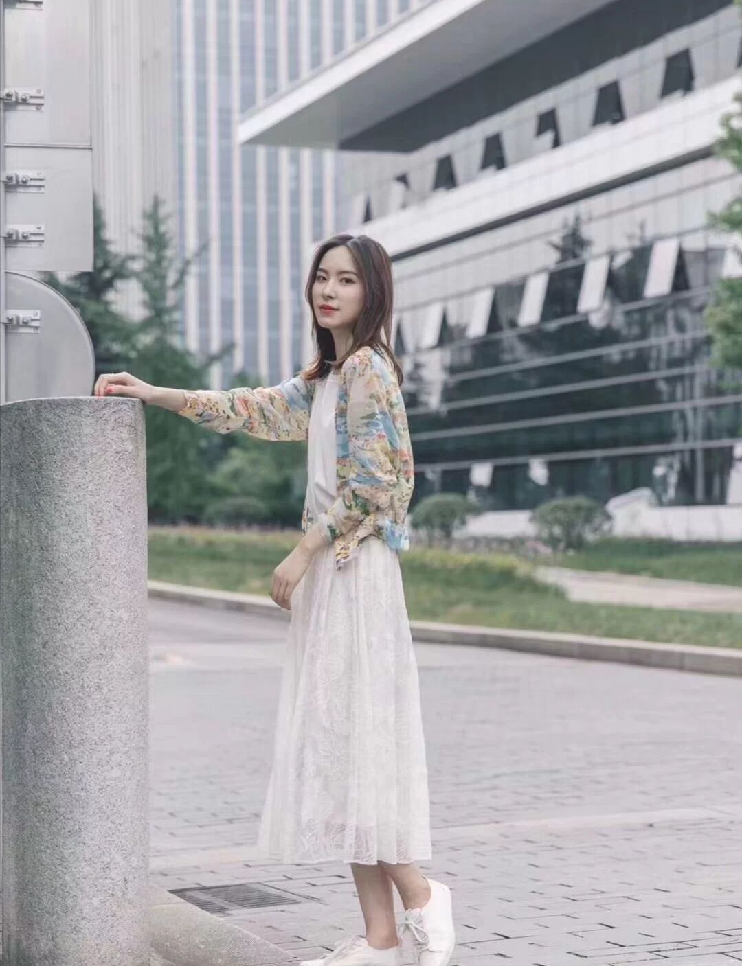 中年女人夏天怎么穿？有条万能公式就是：开衫+半裙，谁穿谁美