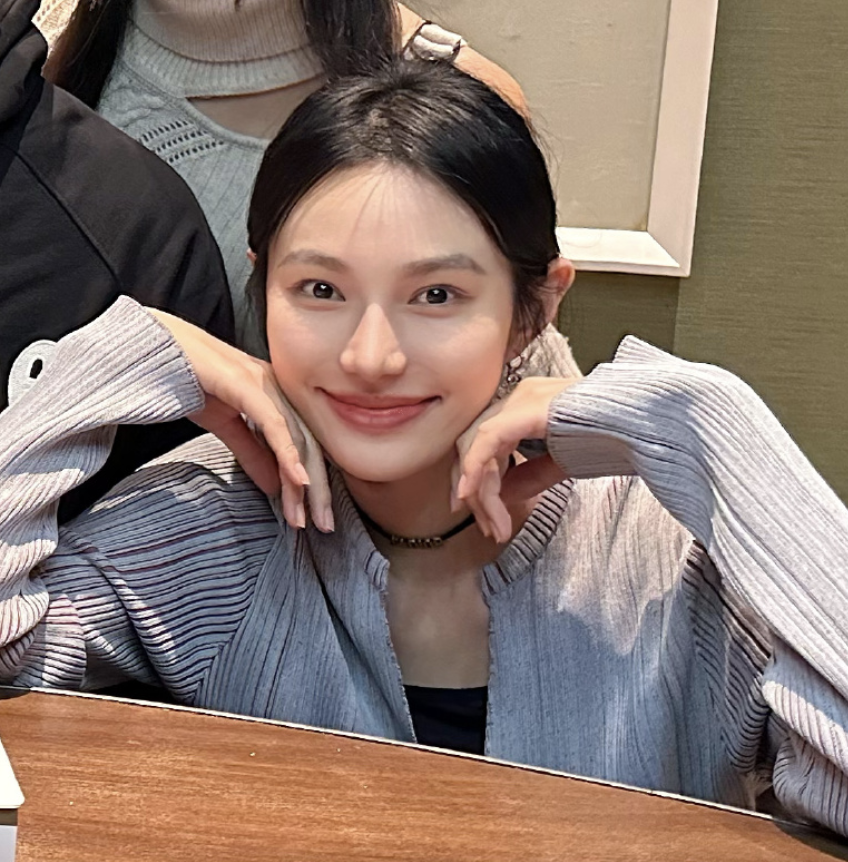 奚梦瑶|何猷君表哥王厚杰晒庆生照,携女友出镜,女方五官大气像奚梦瑶