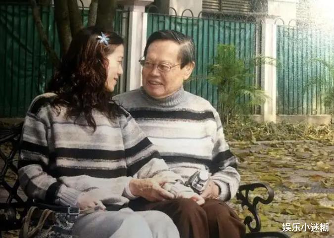 杨振宁|100岁杨振宁家庭合影被公开,73岁岳母罕出镜,与女婿同框很和谐