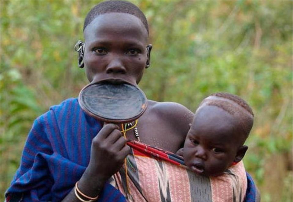 围巾 以大嘴为美的非洲盘唇族：嘴唇越大彩礼越多，不盘唇就嫁不出去