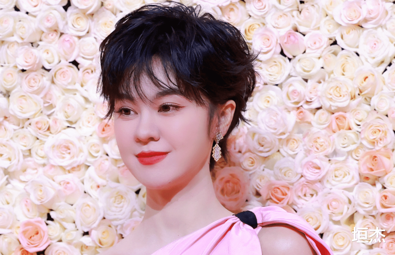 郁可唯|又是红毯!蒋勤勤作风大改,郁可唯脚指甲是败笔,倪妮艳压群芳