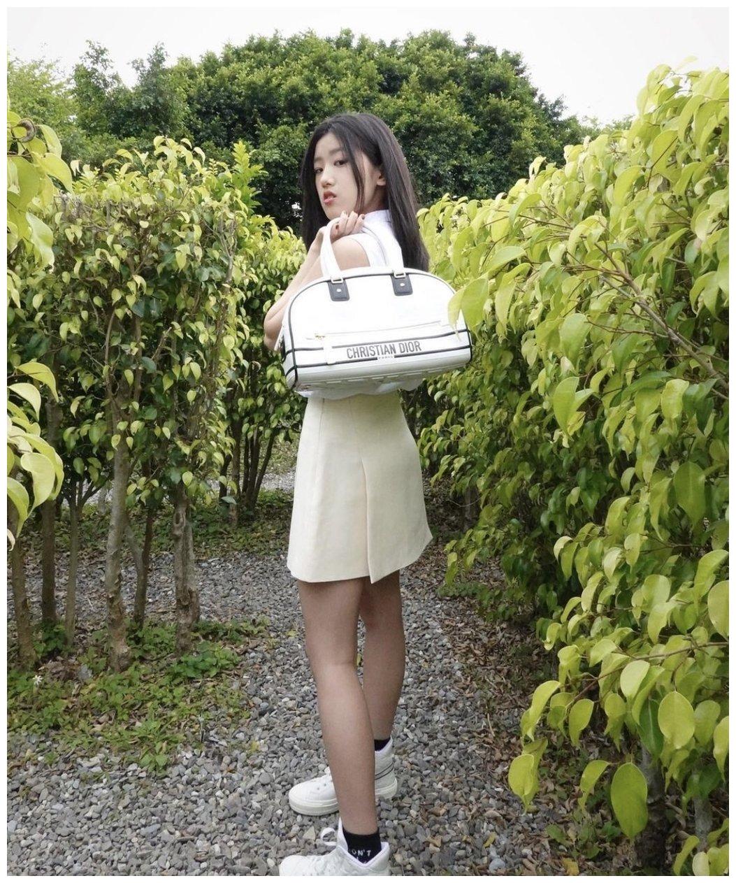 贾静雯|贾静雯女儿17岁长腿少女近照曝光,晒辣照引修杰楷留言,爆笑互动