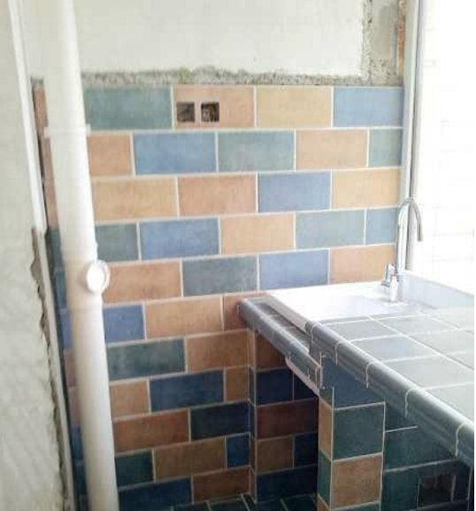 老公不顾我反对花400在阳台砌洗手台,现在砌好后感觉土爆了!