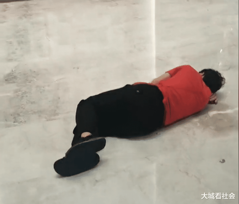 福建一男子躺地上维权,怒怼开发商恶意降价,要求退四五十万差价