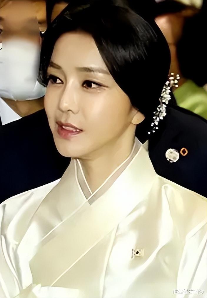 韩国 韩国50岁第一夫人：穿韩服好美，一身白裙迎接肯尼亚第一夫人真嫩
