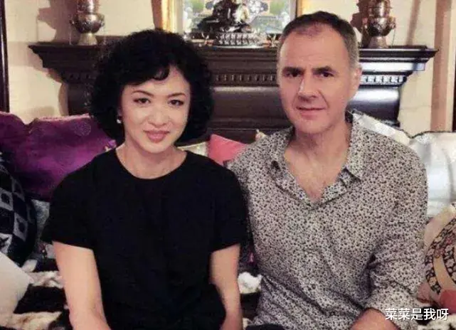 金星|金星结婚后第一次去拜访德国的婆婆,半夜发现婆婆一人坐在客厅沙发上默默小声抽泣!