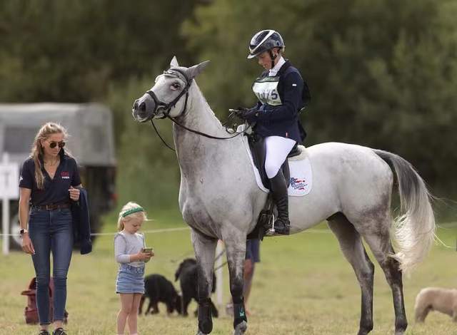 夏洛|女王曾孙女莉娜:拒绝分路易糖果,淘气不输米娅,漂亮可爱如精灵