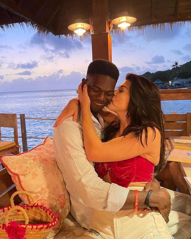 比尔·盖茨|比尔·盖茨19岁女儿带黑人男友赴婚宴，密不可分，暗示大姐已怀孕