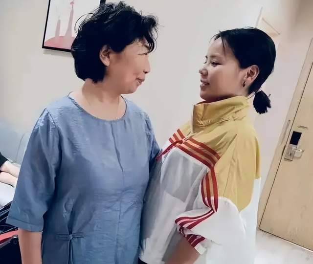 姚策|患难见真情？熊磊带公婆到商场买衣服，姚策堂嫂夸赞磊磊棒棒的