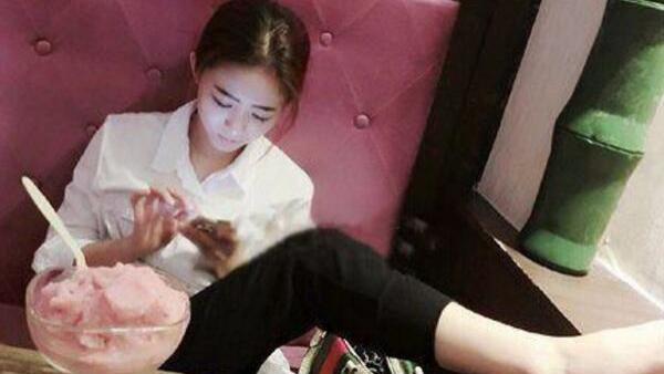 高级脸 “女孩子们以后穿裙子一定要注意点坐姿呀，这也太尴尬了！”哈哈哈哈
