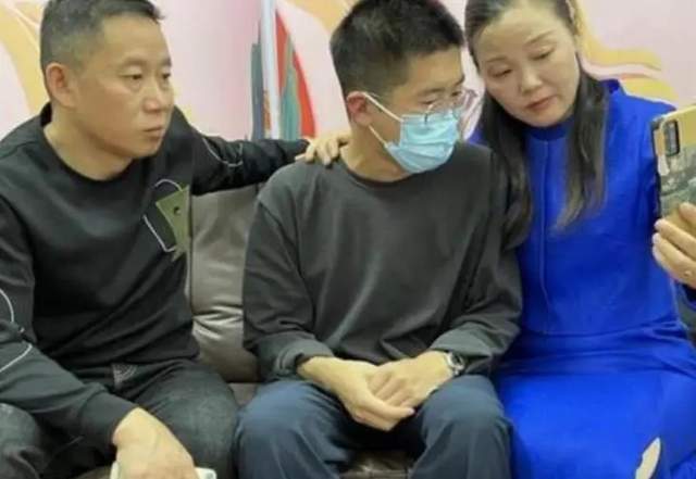 穿衣搭配|孙卓认亲前后反差大，回家后才有了青春活力，认亲时穿搭太寒碜