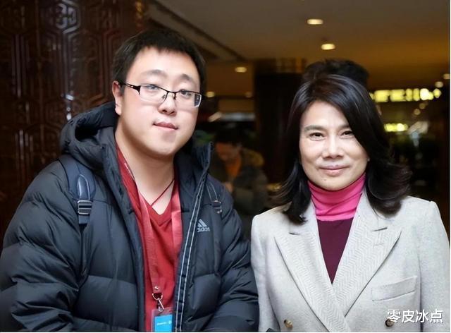 董明珠|张兰与董明珠罕见会面,两人境遇相似,都是单亲妈妈带儿子生活