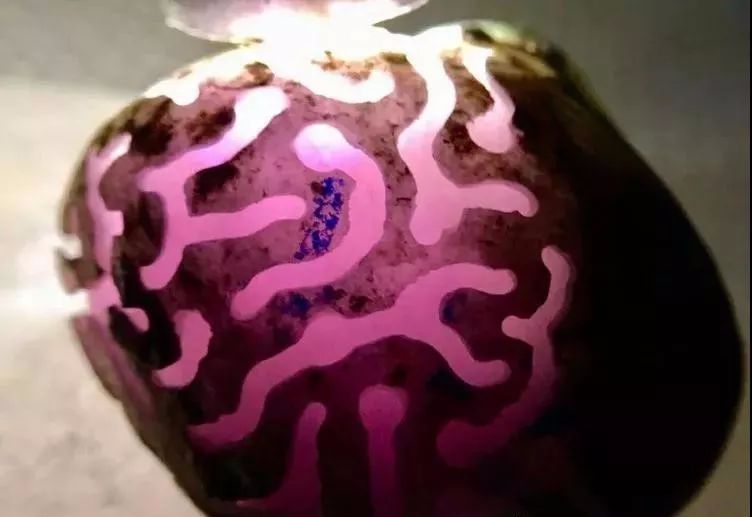 翡翠|春带彩开窗翡翠翡翠原石，一刀切开货主摊倒在地，到底发生了什么？