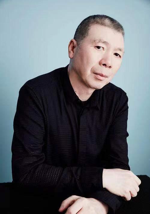 邓家佳|曝冯小刚夫妇定居美国,穿搭随意豪宅会客,购买两套别墅价值上亿