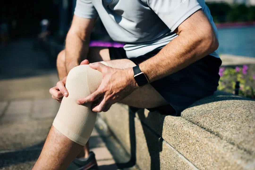 |跑步两个月后膝盖隐隐作痛，怎么才能恢复？