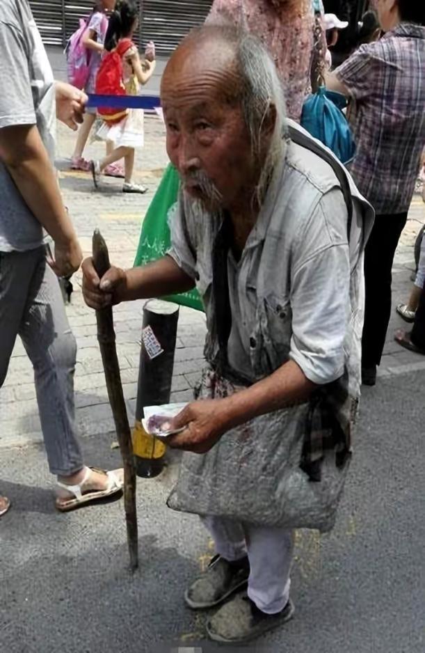 103岁老人乞讨给儿子盖2层小楼,记者曝光后哭诉:我给国家抹黑了