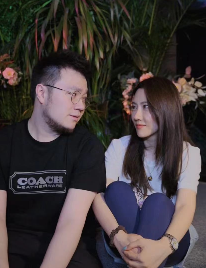 宋丹丹|宋丹丹儿媳将临盆！外出把大孕肚当手机支架，高龄怀2胎四肢纤细