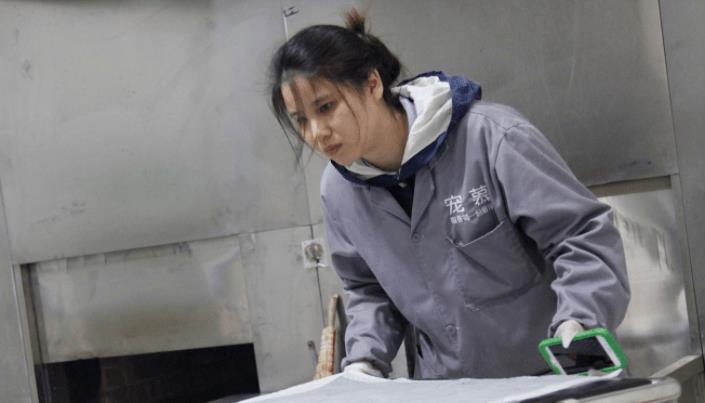 95后女殡葬师茶泉灵:做二休二,小县城月入8000元,不想转行