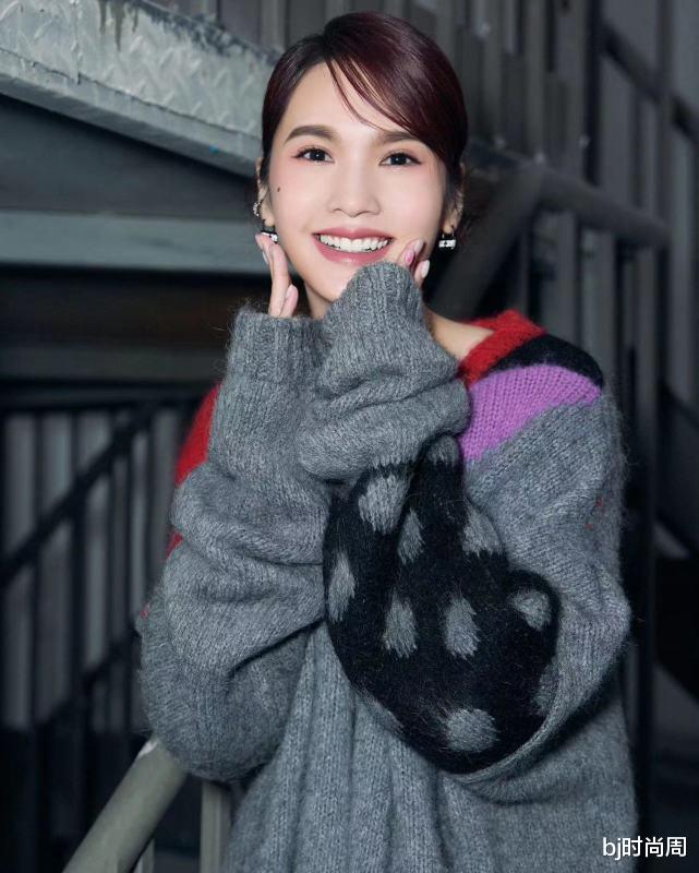 杨丞琳|开春学杨丞琳穿针织衫连衣裙，经典好看又显瘦