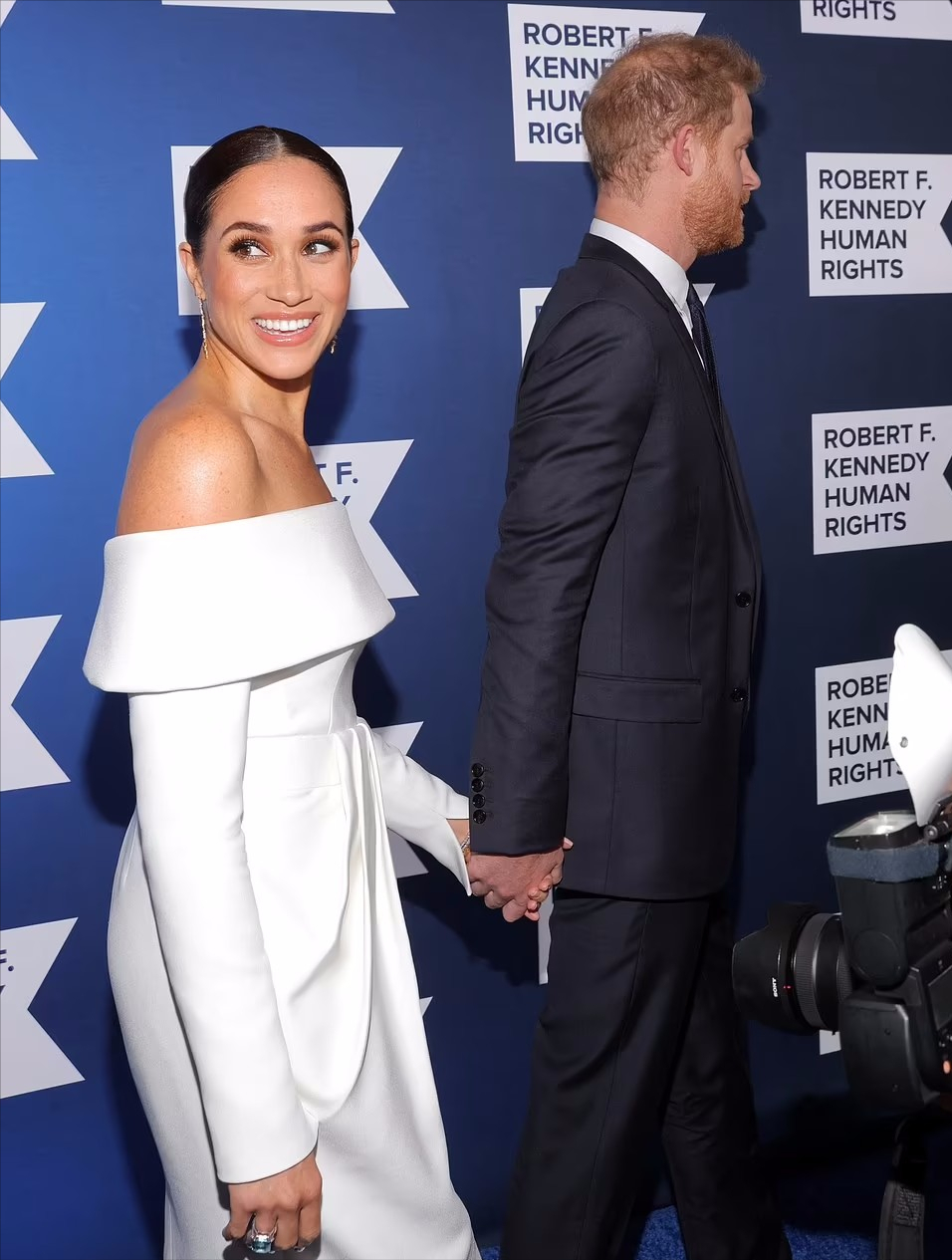 颁奖礼|梅根终于放大招!穿露肩白裙闪耀颁奖礼好惊艳,却被吐槽模仿凯特