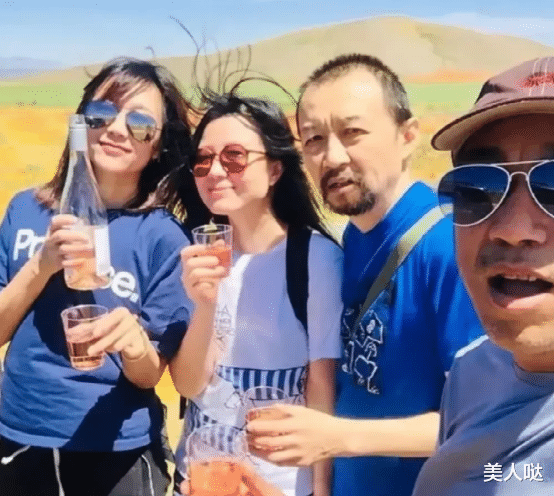 徐静蕾|徐静蕾和友人外出游玩，穿一身“烂大街”放飞自我，纯素颜依旧完美女神范