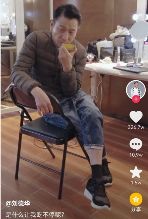 刘德华|刘德华在家打扫卫生，光脚拖地动作熟练，用廉价床上用品好低调