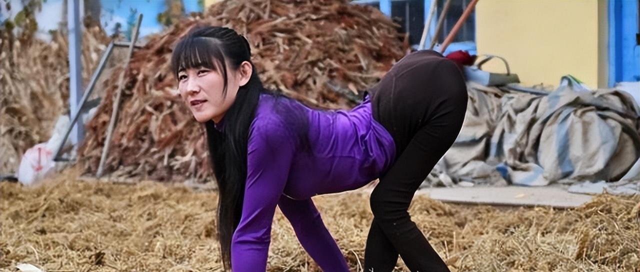 爬行女孩董明英,完全不顾家长反对24岁嫁给46岁光棍,如今过得如何?