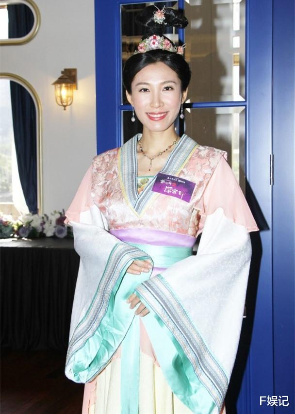 佟丽娅|TVB宫女李美慧与大25岁百亿老公带女儿去法国滑雪度假