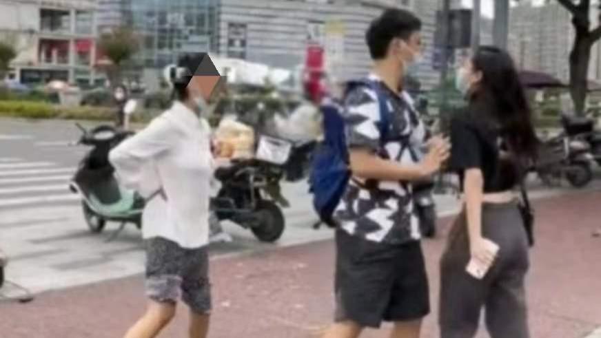 女子没给够600元，老人拒还手机。